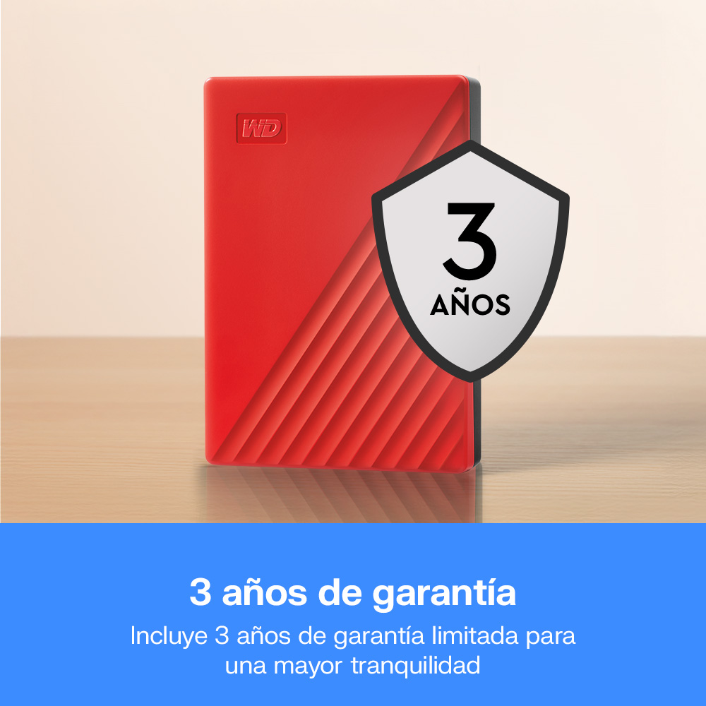 Disco duro WD rojo sobre una mesa de madera con un escudo de garantía de tres años y texto azul.