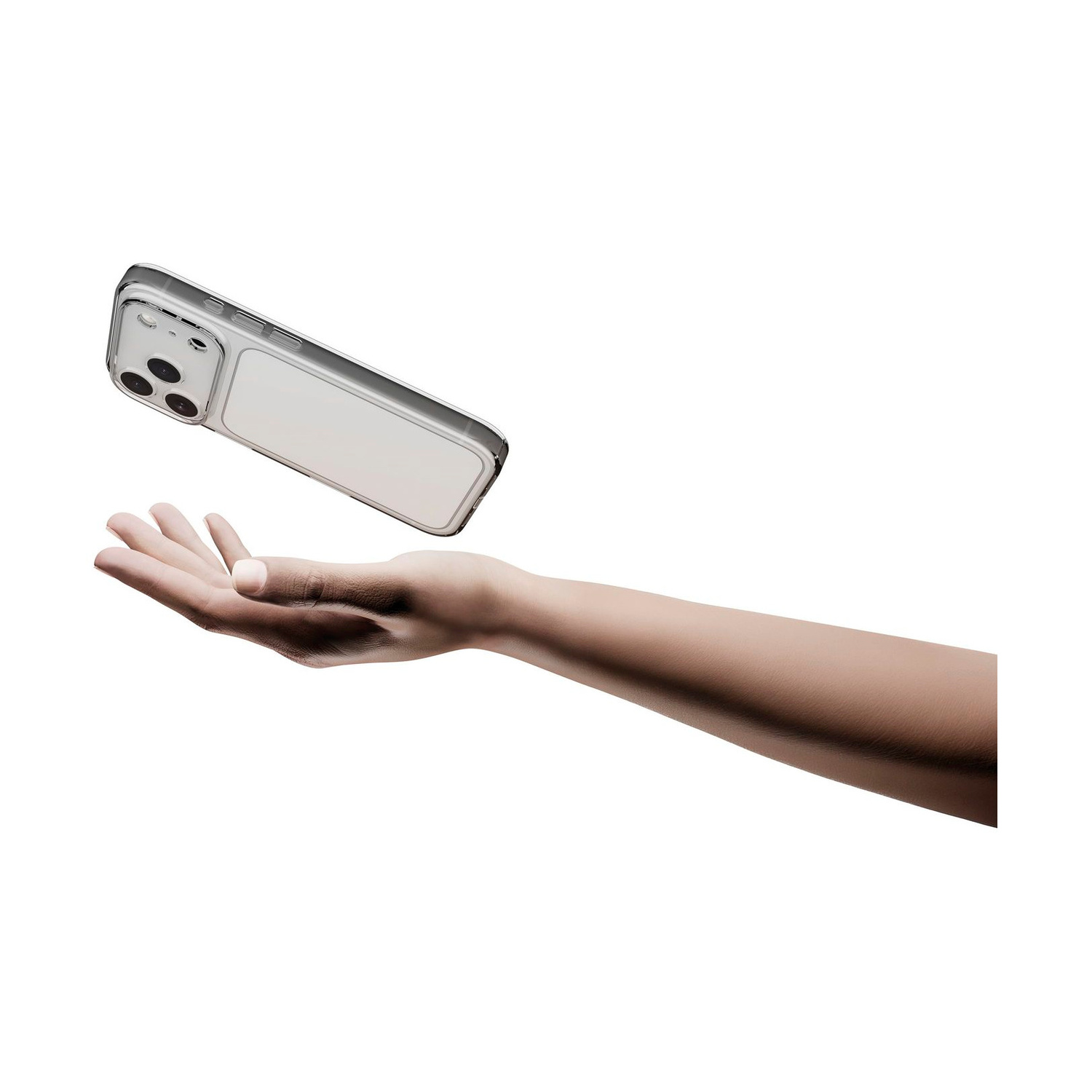 Una mano aperta sostiene uno smartphone fluttuante con custodia trasparente su sfondo bianco.