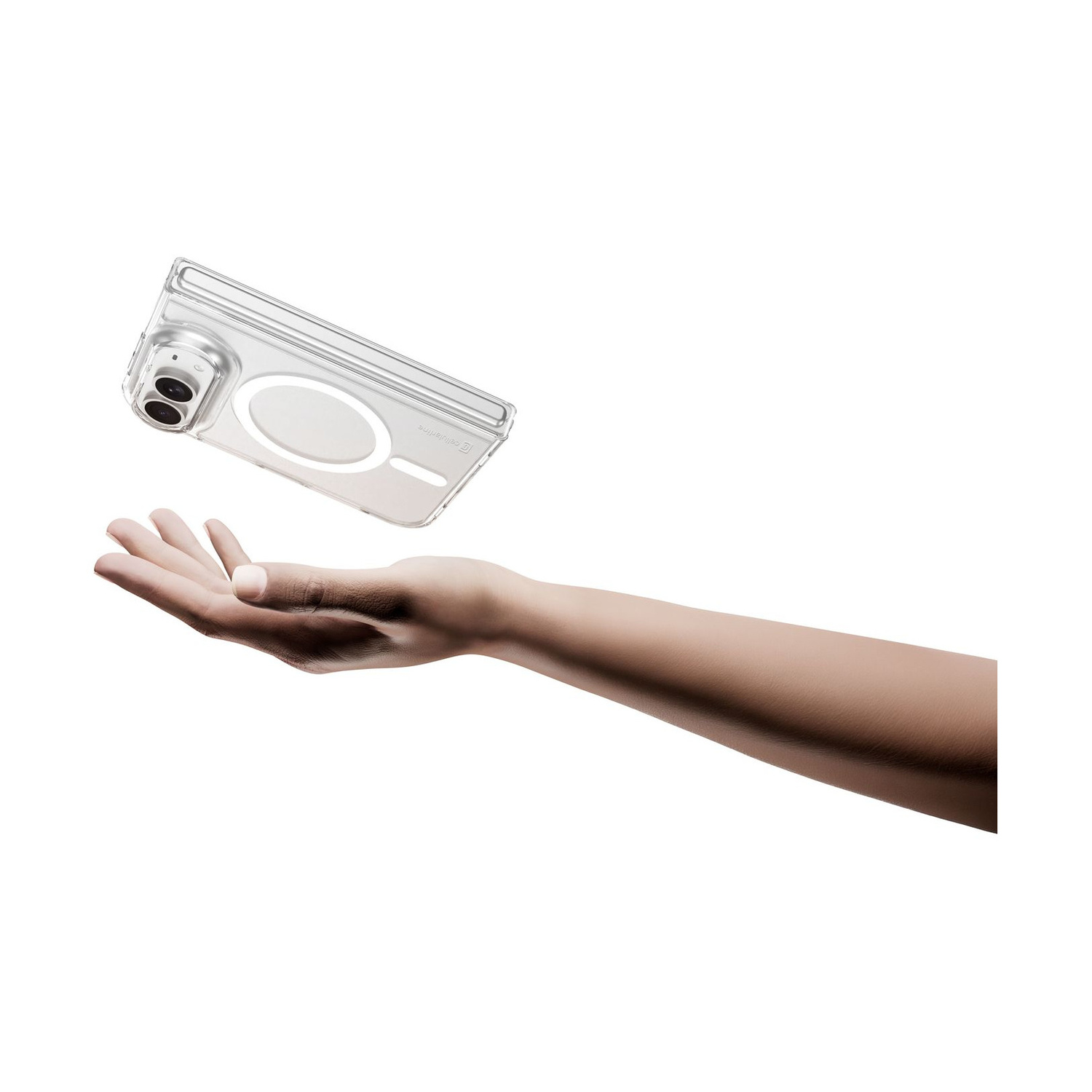 Una mano aperta fa fluttuare una custodia trasparente con anello magnetico e due fotocamere.