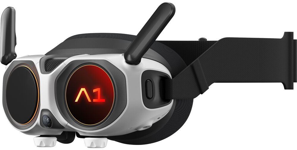 Modern VR headset két antennával, fehér házzal, izzó vörös logóval és fekete pánttal, fehér háttér előtt.