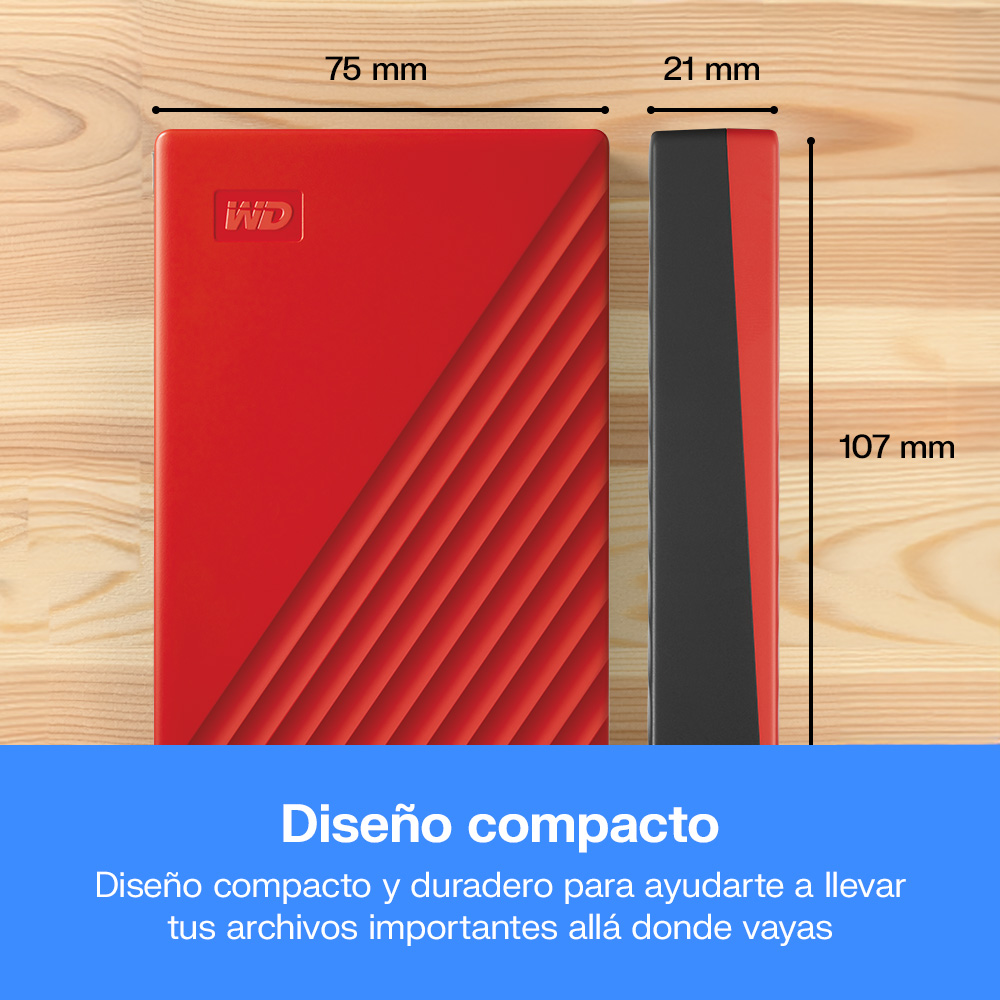 Disco duro WD rojo con dimensiones sobre fondo de madera y texto azul abajo.