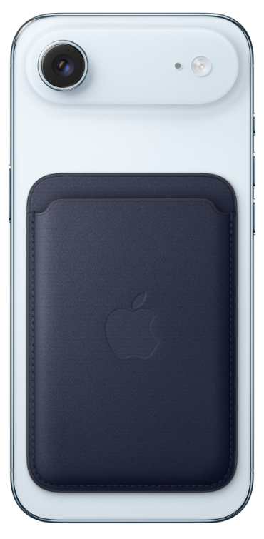 Tył białego smartfona z ciemnoniebieskim skórzanym portfelem MagSafe z logo Apple.