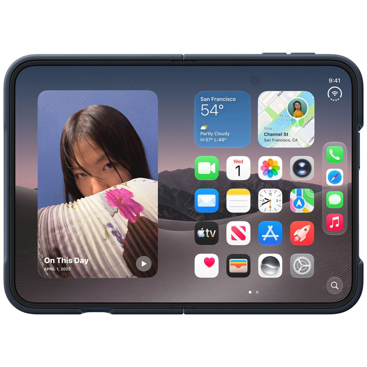 Een opvouwbare smartphone met een startscherm vol widgets en app-iconen tegen een bergachtergrond.