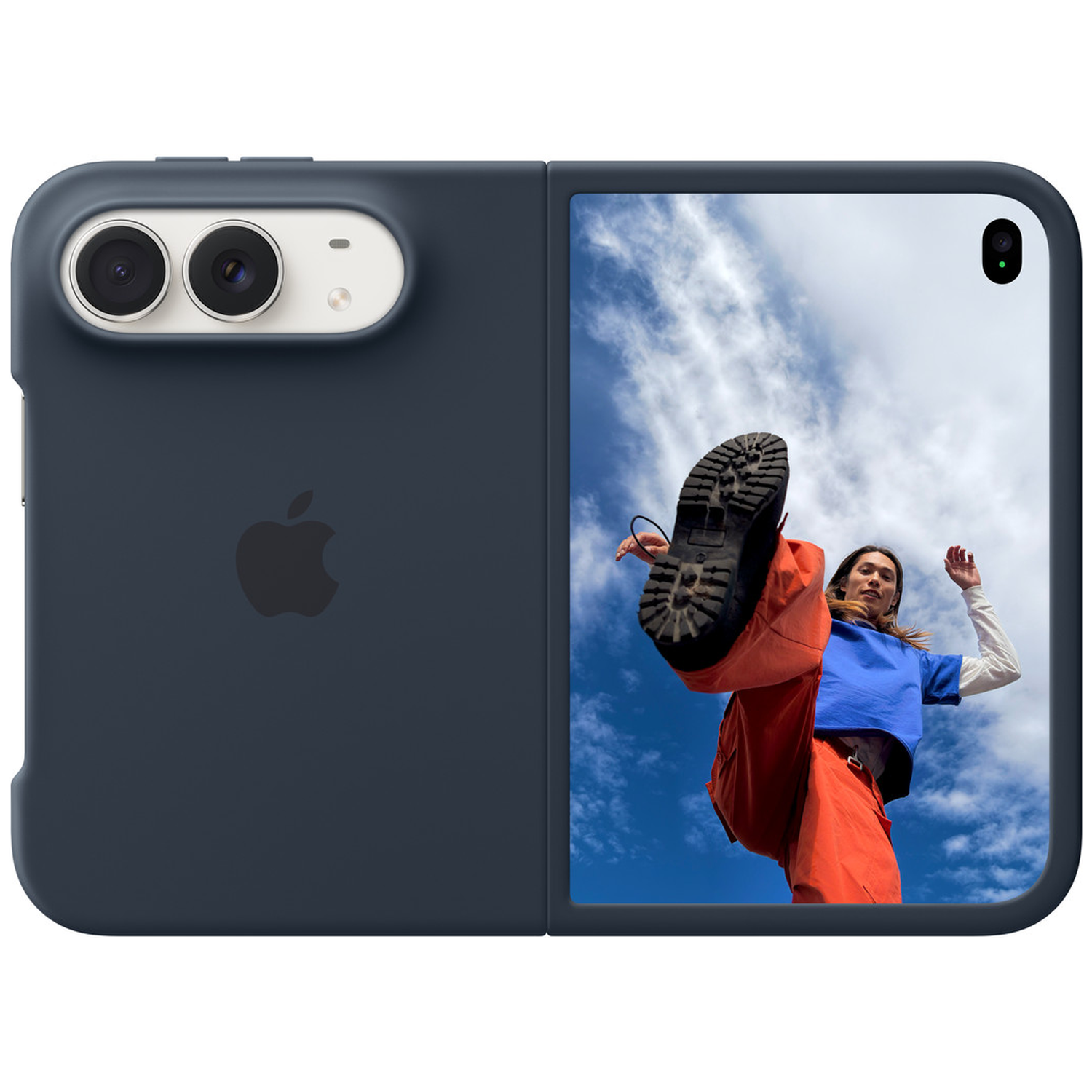 Een opvouwbare smartphone met twee camera's aan de achterkant en een scherm met een persoon buiten.