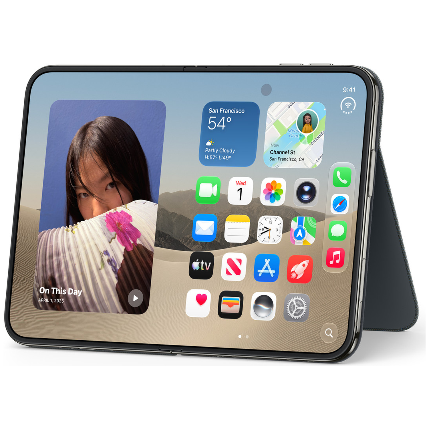 Une tablette pliable sur un support affiche des widgets, des icônes d'applications et une photo sur l'écran d'accueil.