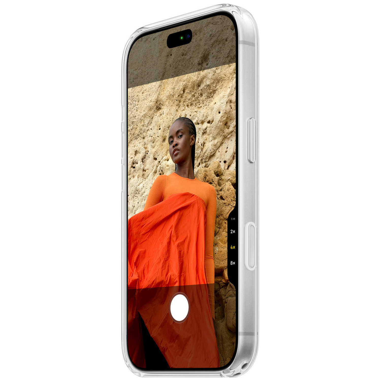 Un smartphone dans une coque transparente affiche une femme devant une paroi rocheuse.