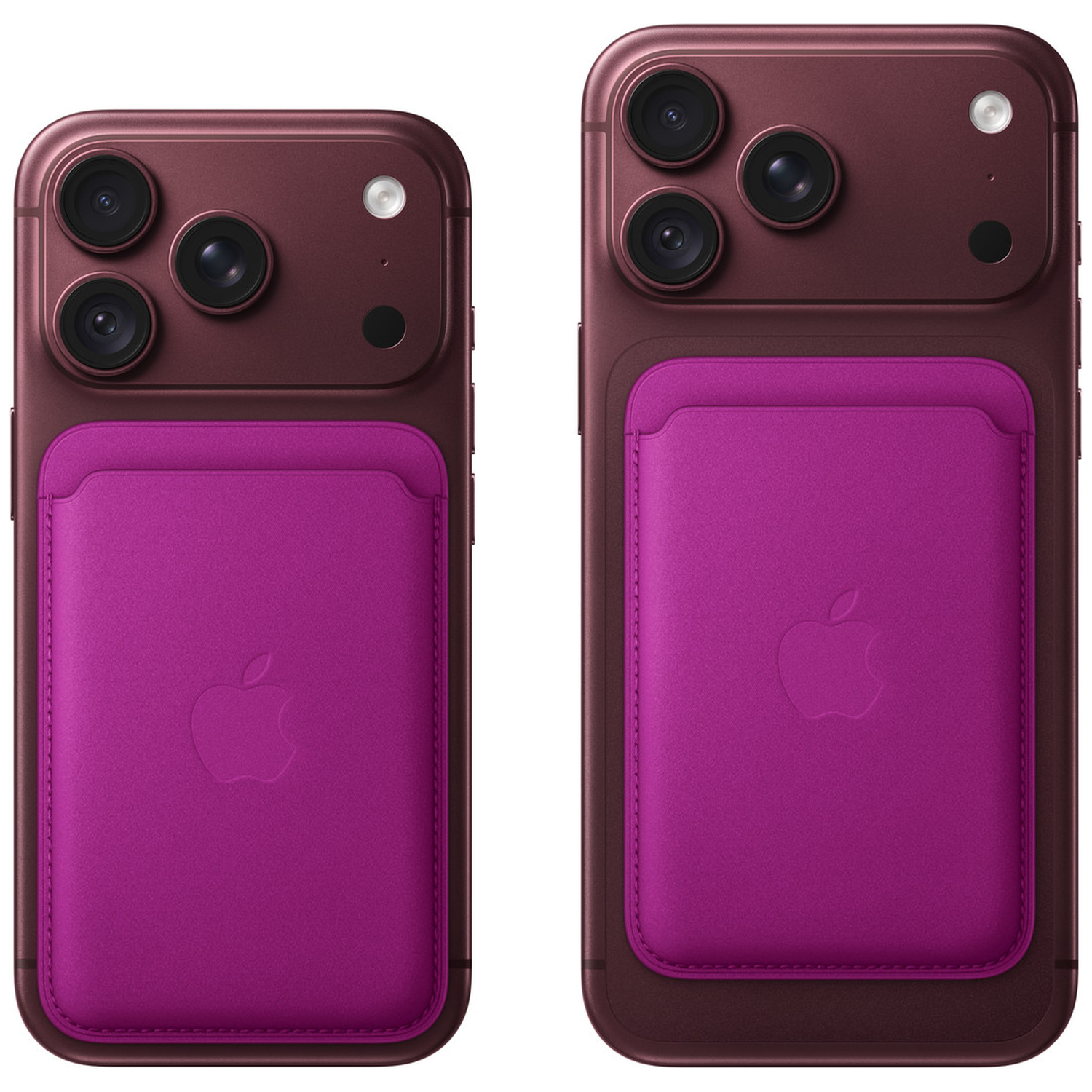 Deux smartphones bordeaux avec triple appareil photo et porte-cartes MagSafe magenta au dos.