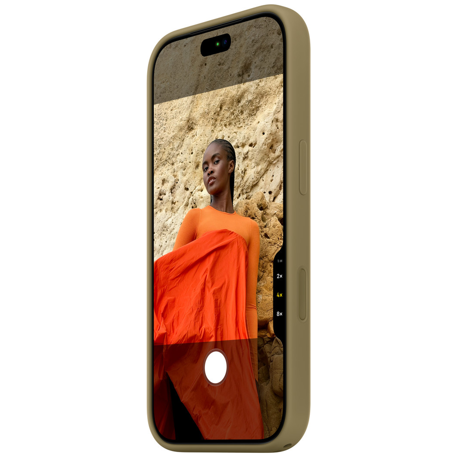 Un smartphone dans une coque beige affiche une femme avec un tissu rouge devant des rochers.