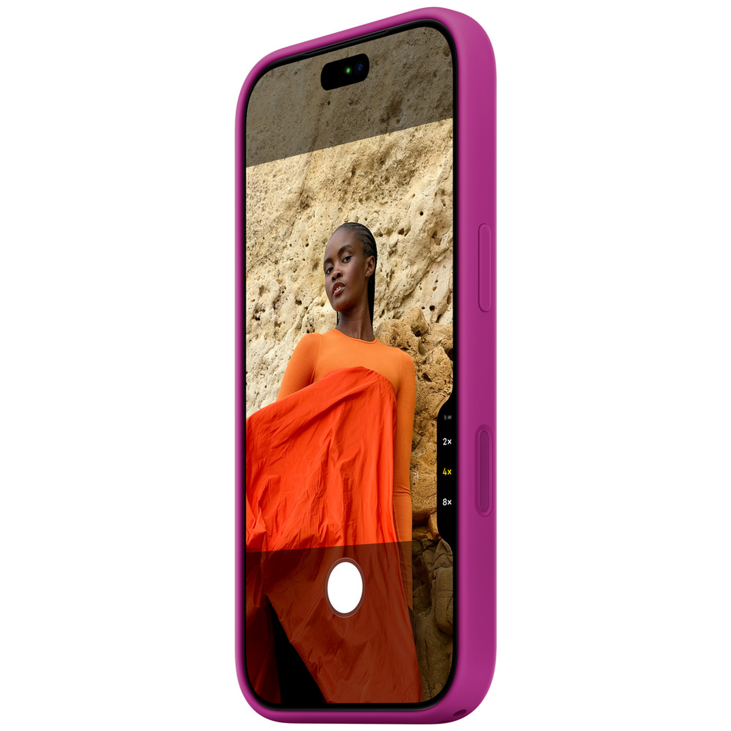 Un smartphone rose affiche sur son écran une femme en vêtements rouges devant un mur de roche.