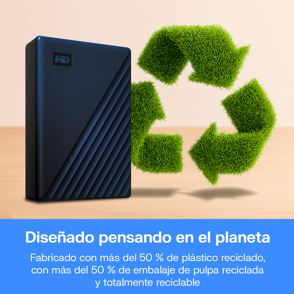 Disco duro WD azul junto a un símbolo de reciclaje de hierba sobre mesa de madera.