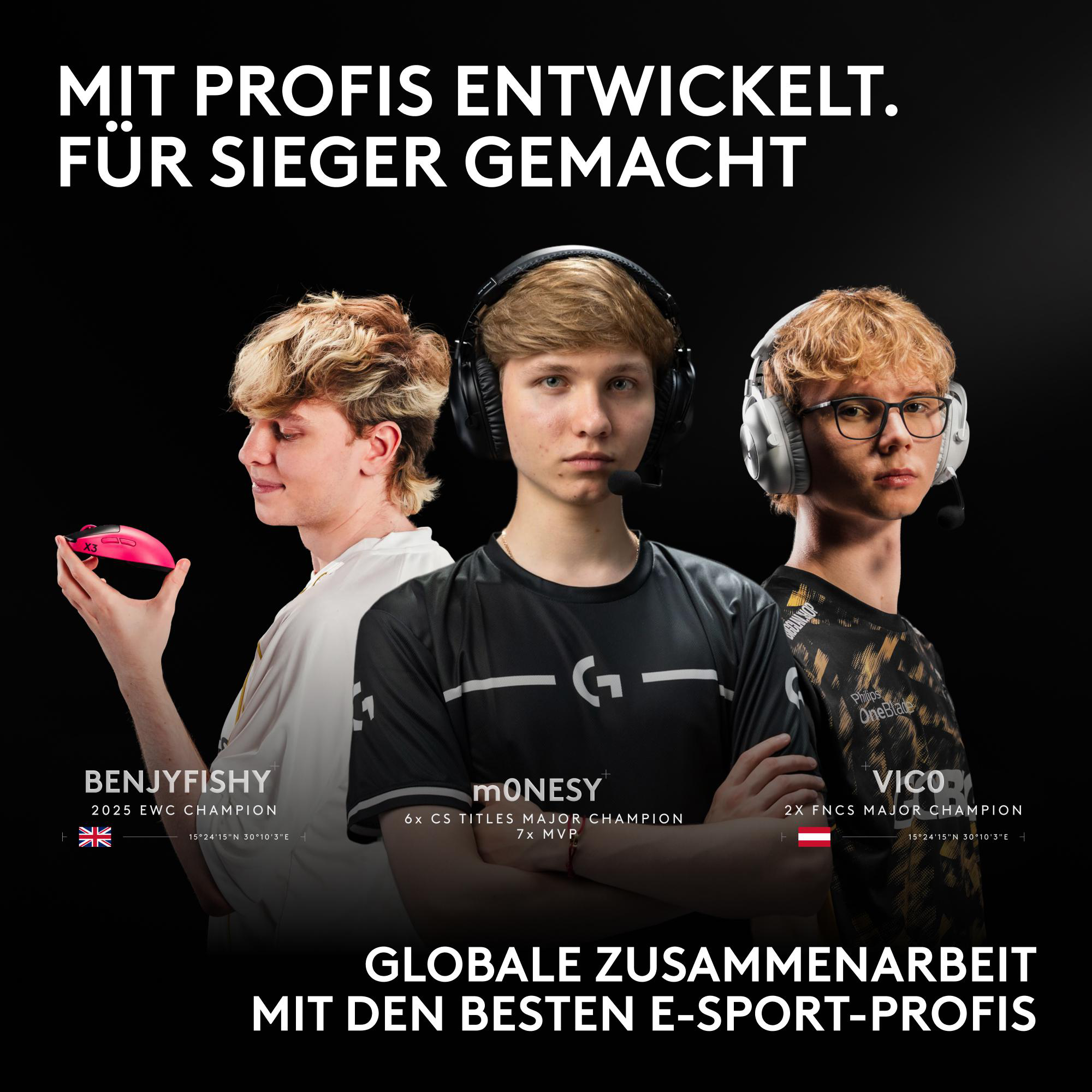 Drei E-Sport-Profis mit Headsets und Gaming-Ausrüstung vor dunklem Hintergrund.