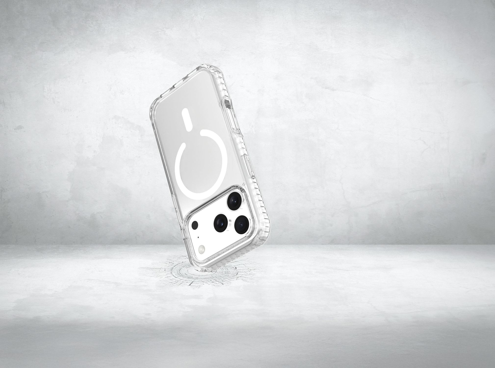 Ein Smartphone in einer klaren Schutzhülle schwebt über einer hellgrauen Oberfläche und wirft einen runden Schatten.