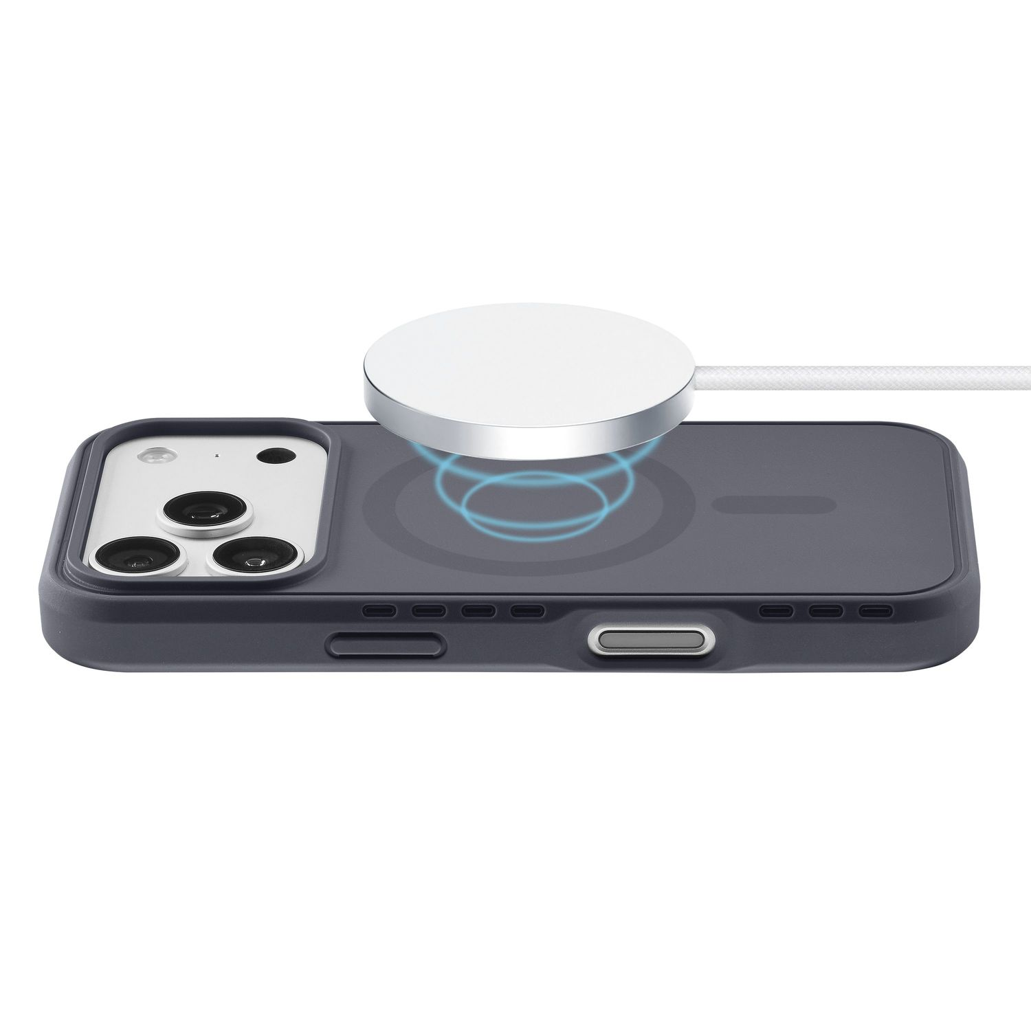 Ein runder, weißer MagSafe-Lader schwebt über einem Smartphone mit blauer Schutzhülle auf weißem Hintergrund.