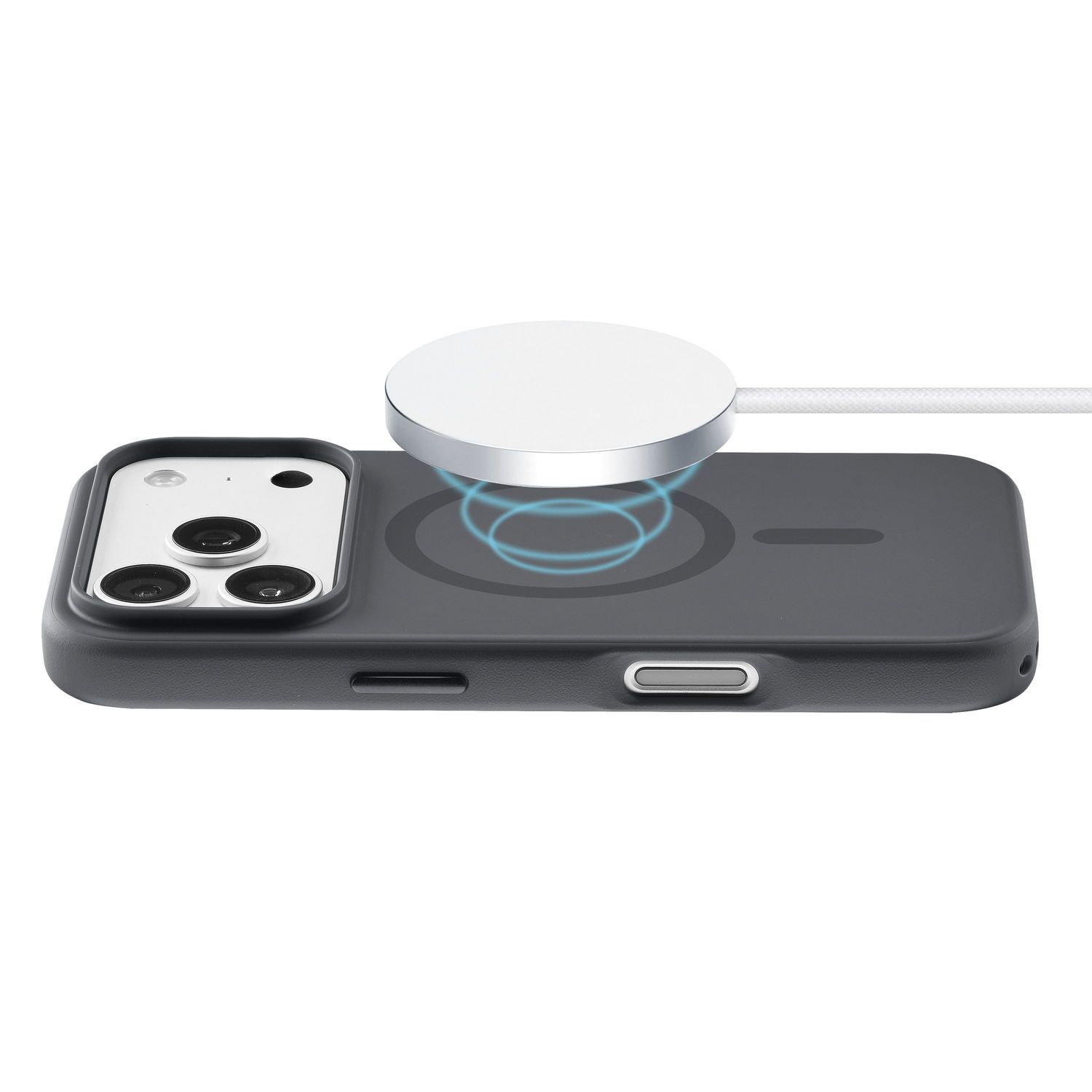 Ein Smartphone in einer dunklen Hülle wird kabellos mit einem runden MagSafe-Ladegerät auf weißem Hintergrund geladen.