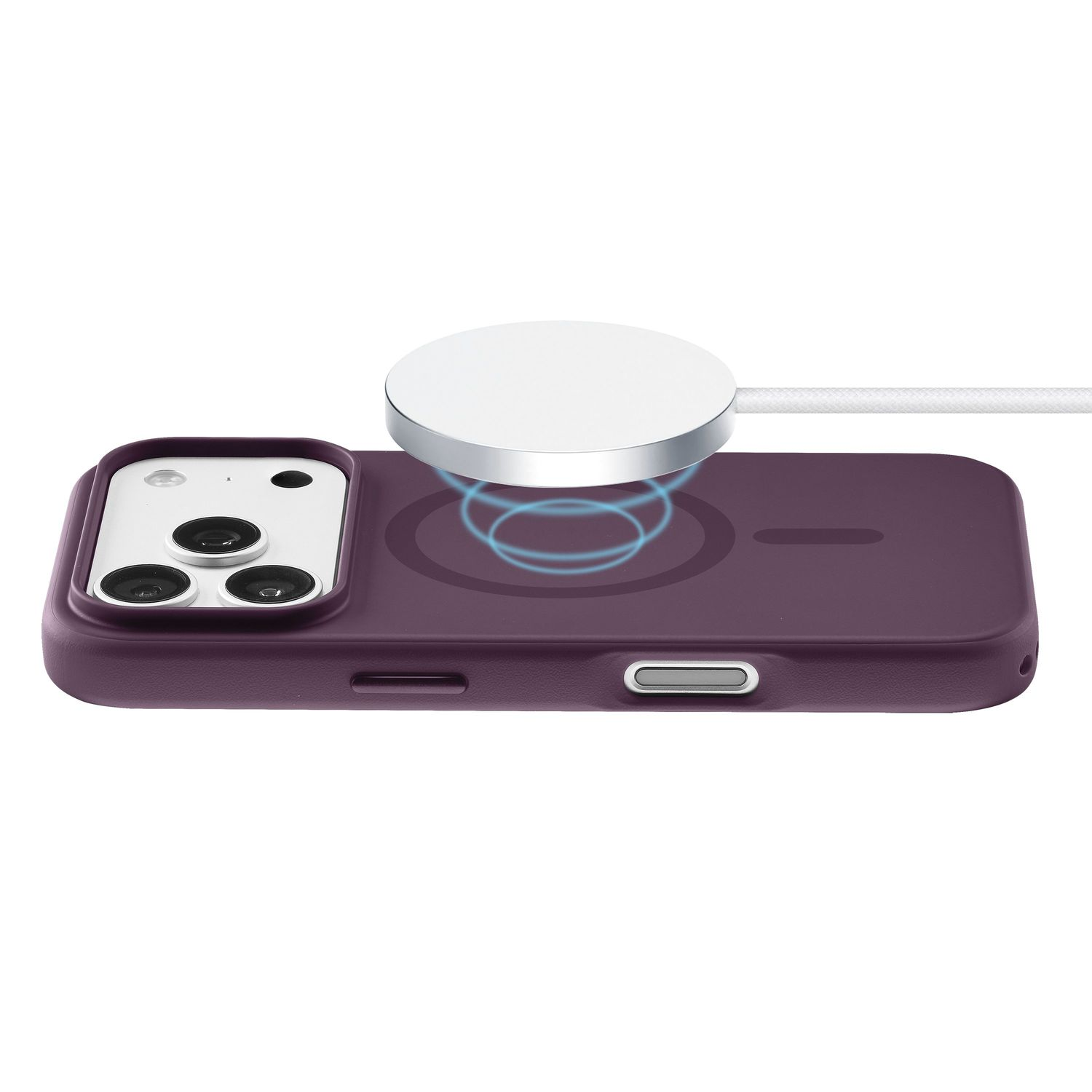 Ein lila Smartphone mit einer Schutzhülle und einem weißen MagSafe-Ladegerät, das darüber schwebt.