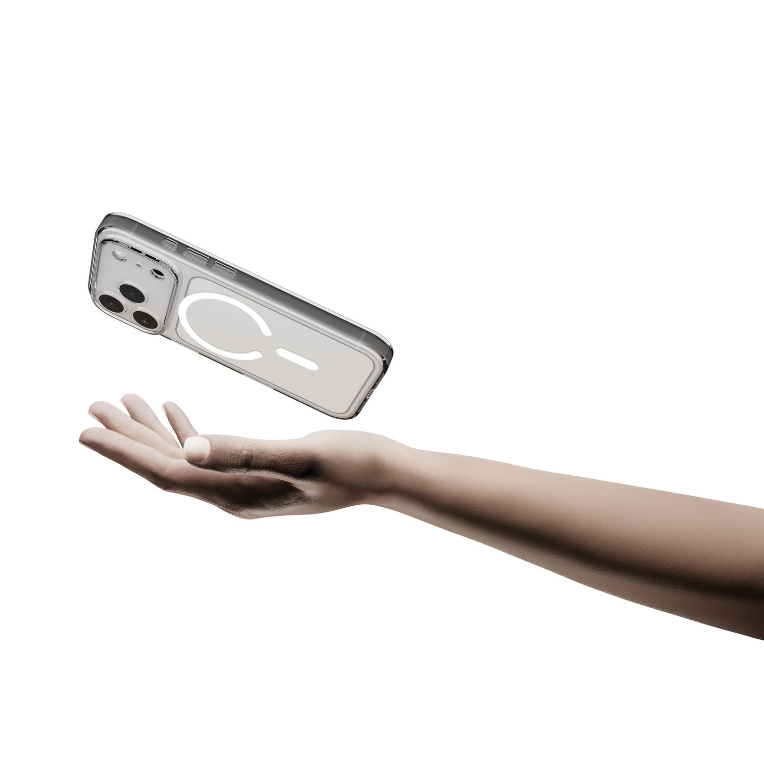 Eine Hand hält ein Smartphone mit transparenter Hülle und MagSafe-Ring, schwebend vor weißem Hintergrund.