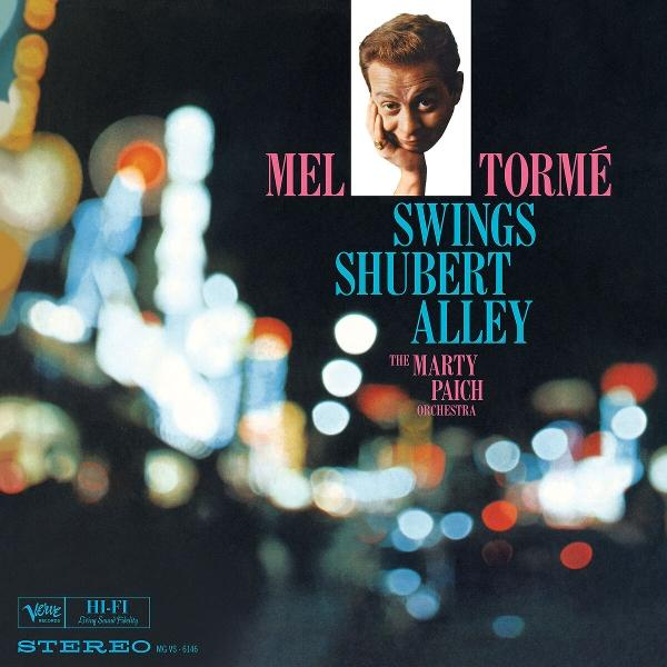 Albumcover von Mel Tormé Swings Schubert Alley mit Foto des Sängers und verschwommenen Lichtern im Hintergrund.
