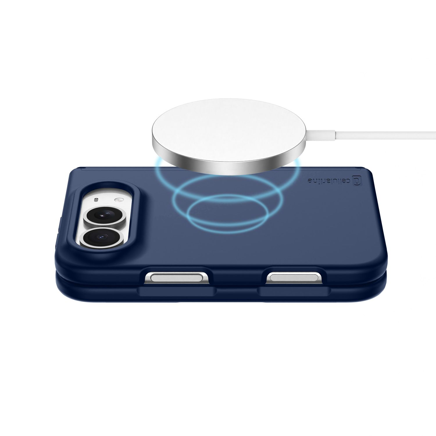 Ein blaues Smartphone in einer Schutzhülle wird kabellos mit einem weißen MagSafe-Ladegerät geladen.
