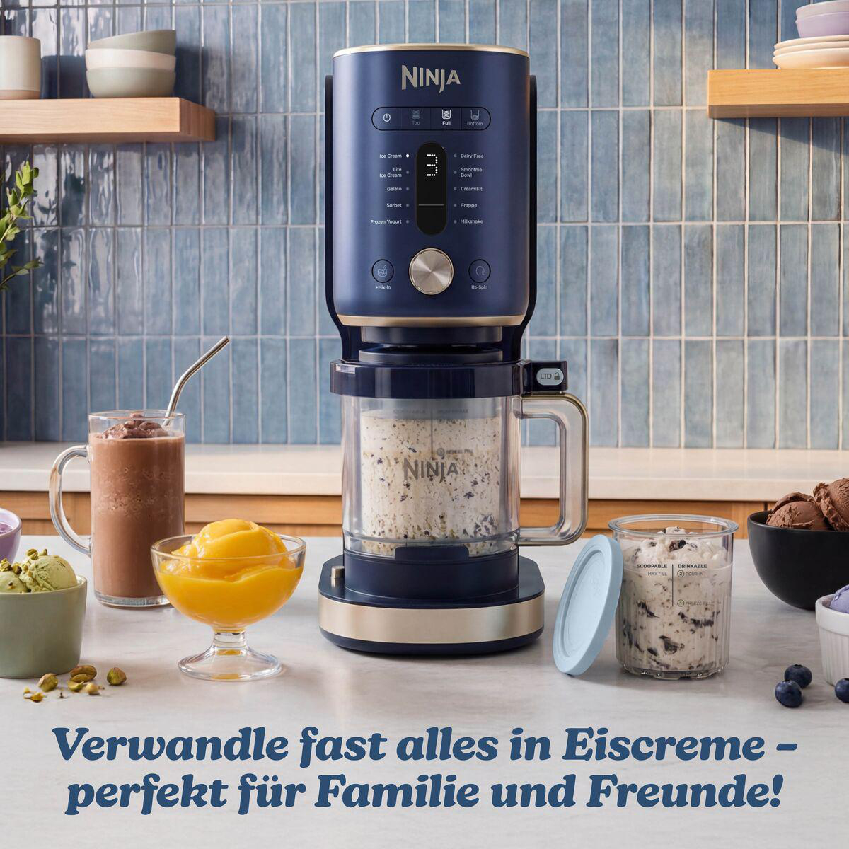 Blaue Ninja Eismaschine auf der Küchenzeile mit verschiedenen Desserts und Text darunter.