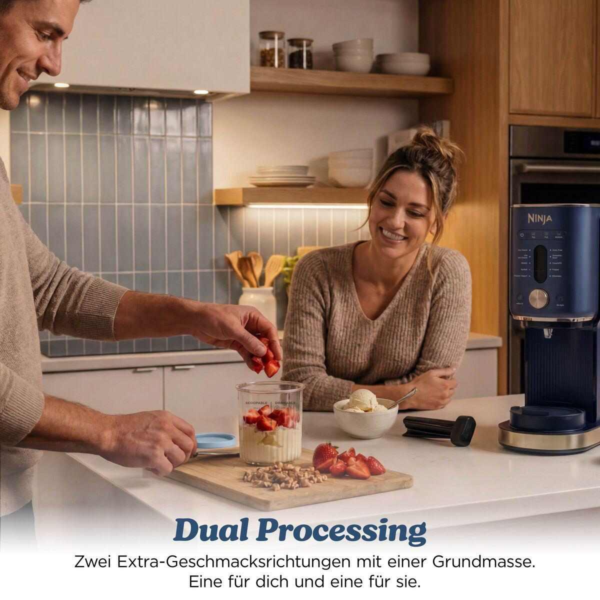 Ein Paar bereitet in einer modernen Küche Desserts mit einem blauen Ninja-Gerät zu.