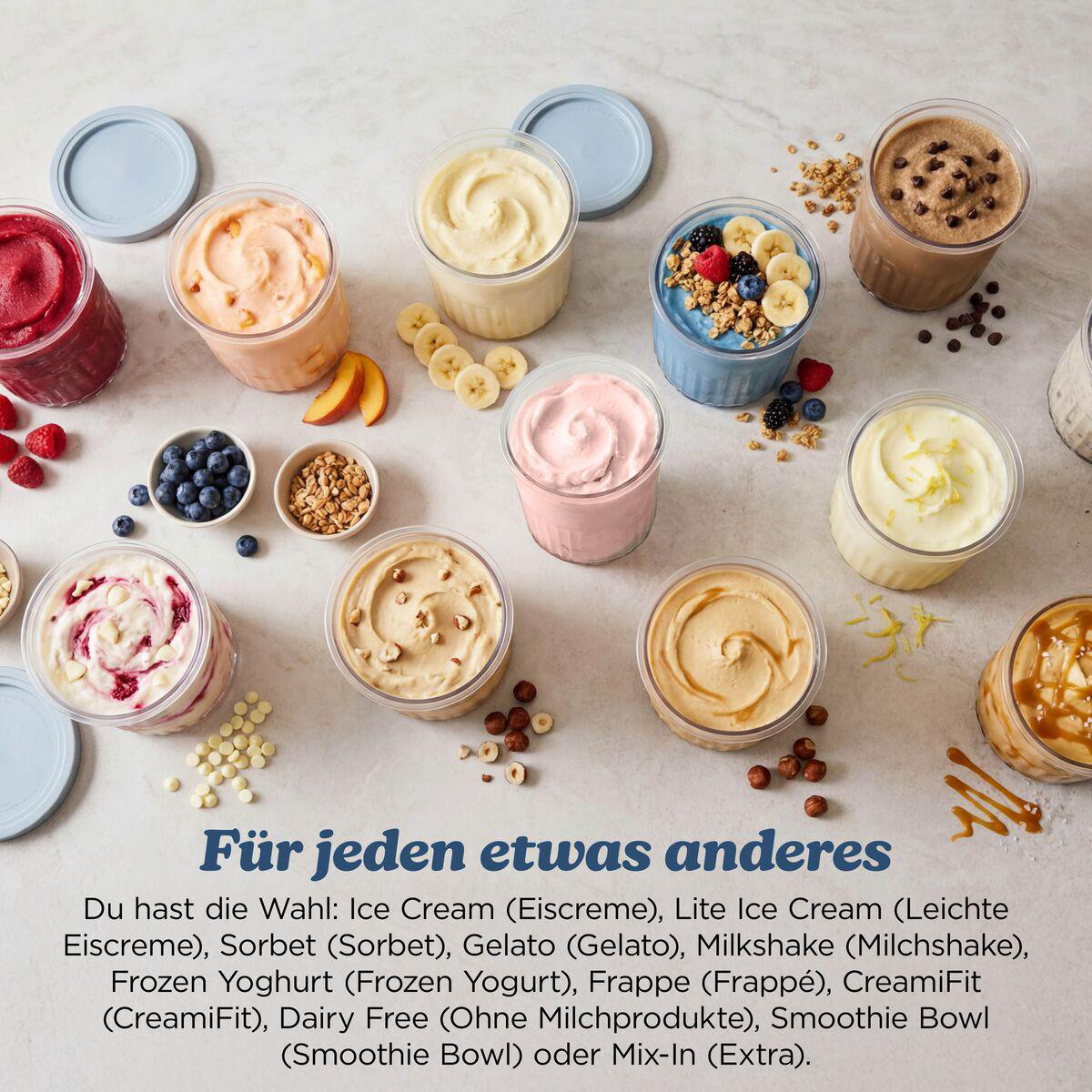 Verschiedene bunte Eissorten und Desserts in durchsichtigen Behältern mit Toppings auf hellem Untergrund.