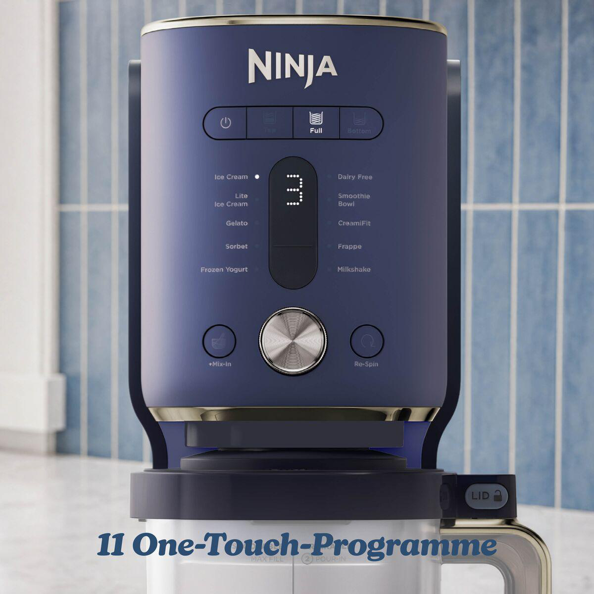 Eine blaue Ninja Eismaschine mit digitalen Bedienelementen vor blauen Fliesen.