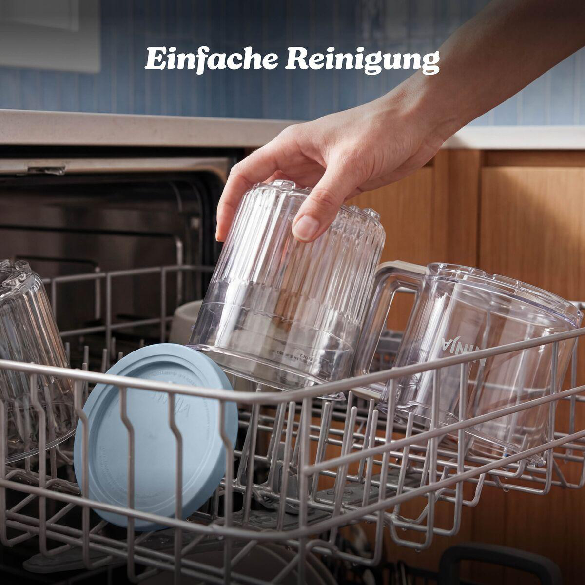 Eine Hand legt transparente Plastikbehälter und einen blauen Deckel in die untere Spülmaschinenschublade.