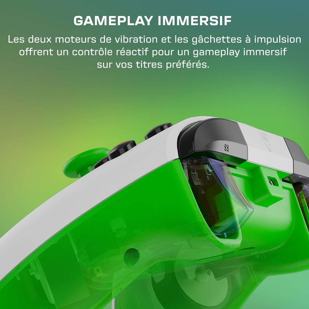 Gros plan d'une manette de jeu blanche et verte axé sur les gâchettes et boutons.