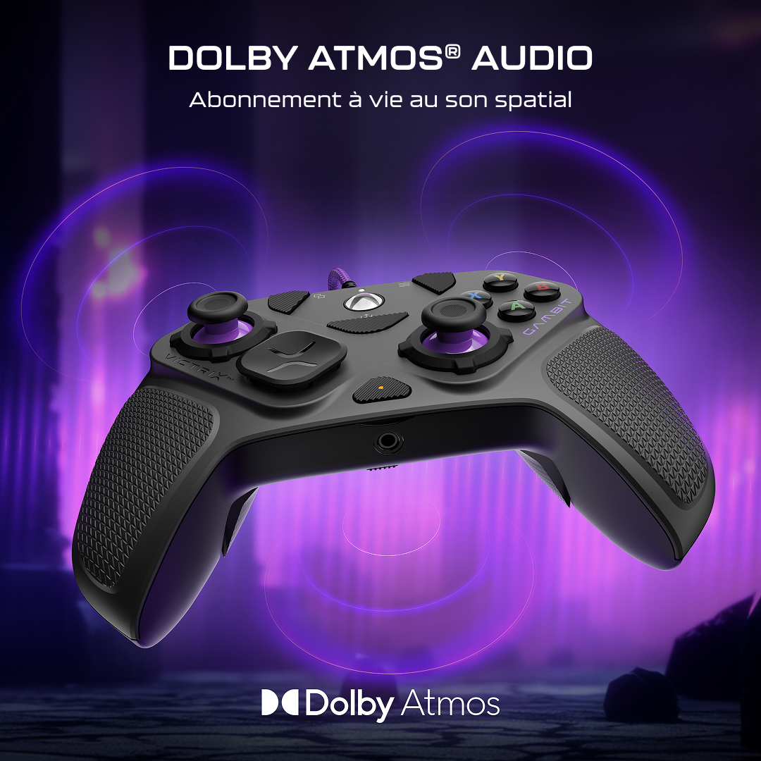 Une manette Xbox noire Victrix Gambit avec des accents violets et le logo Dolby Atmos sur fond violet.