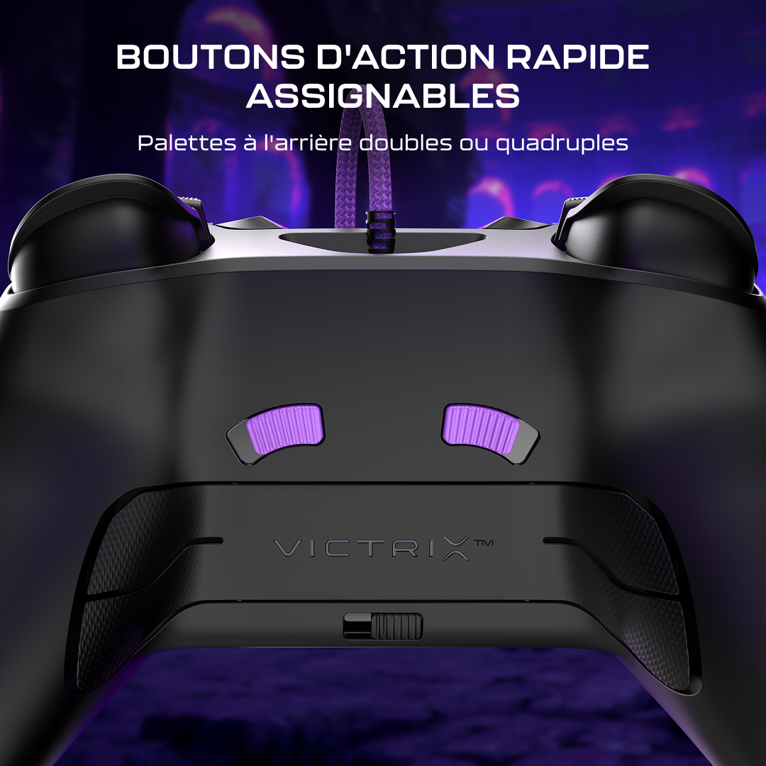 Vue arrière d'une manette Victrix noire avec des boutons violets et un câble tressé sur fond violet.