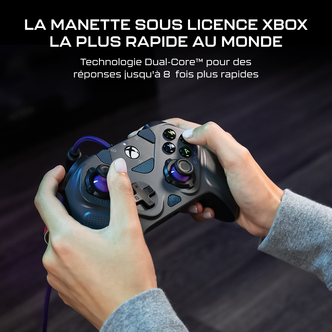 Une manette Xbox grise aux accents violets tenue en main, avec du texte promotionnel français au-dessus.