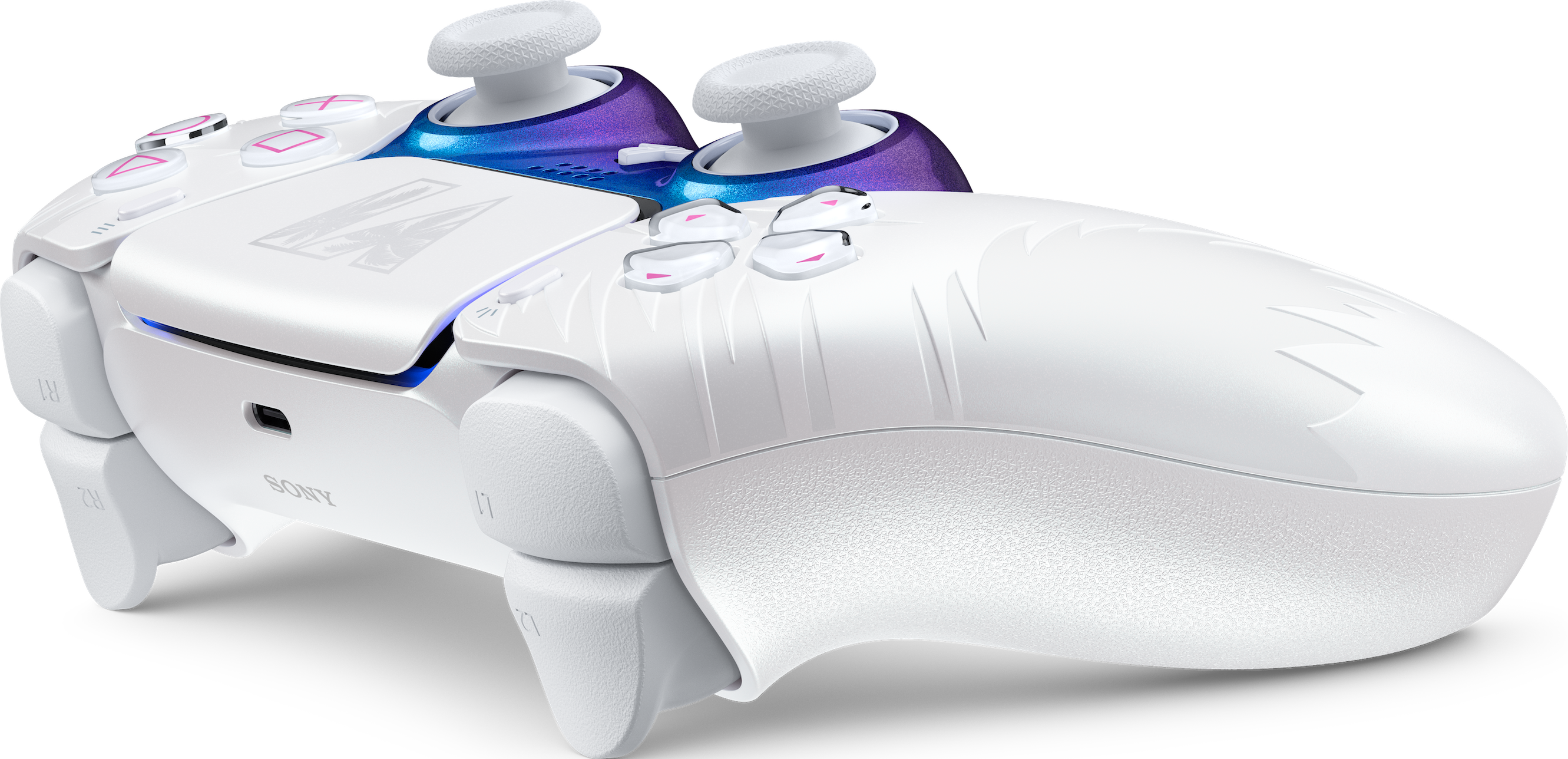 Ein weißer PlayStation-Controller mit blauen und lila Farbverläufen, strukturierten Griffen und weißen Sticks.