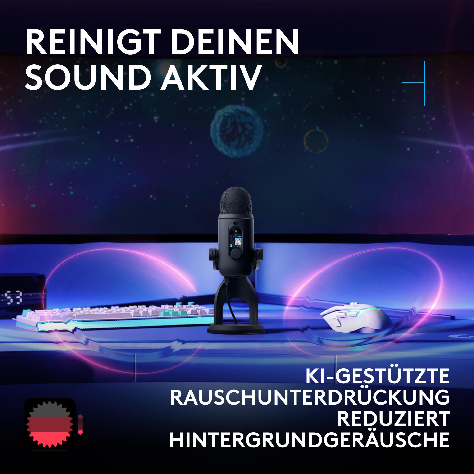 Ein schwarzes Mikrofon steht auf einem Schreibtisch mit Tastatur und Maus vor einem Bildschirm mit Weltraummotiv.