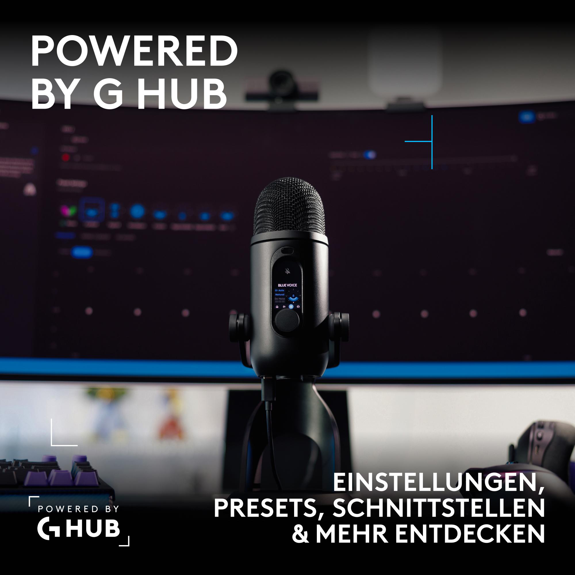 Ein schwarzes USB-Mikrofon auf einem Ständer vor einem gebogenen Monitor mit Software-Text.