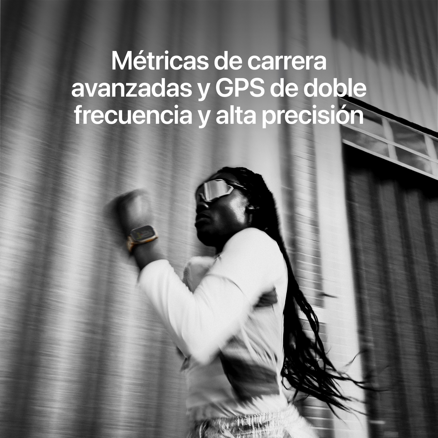 Una mujer corre en una ciudad, usando ropa deportiva y un reloj inteligente.