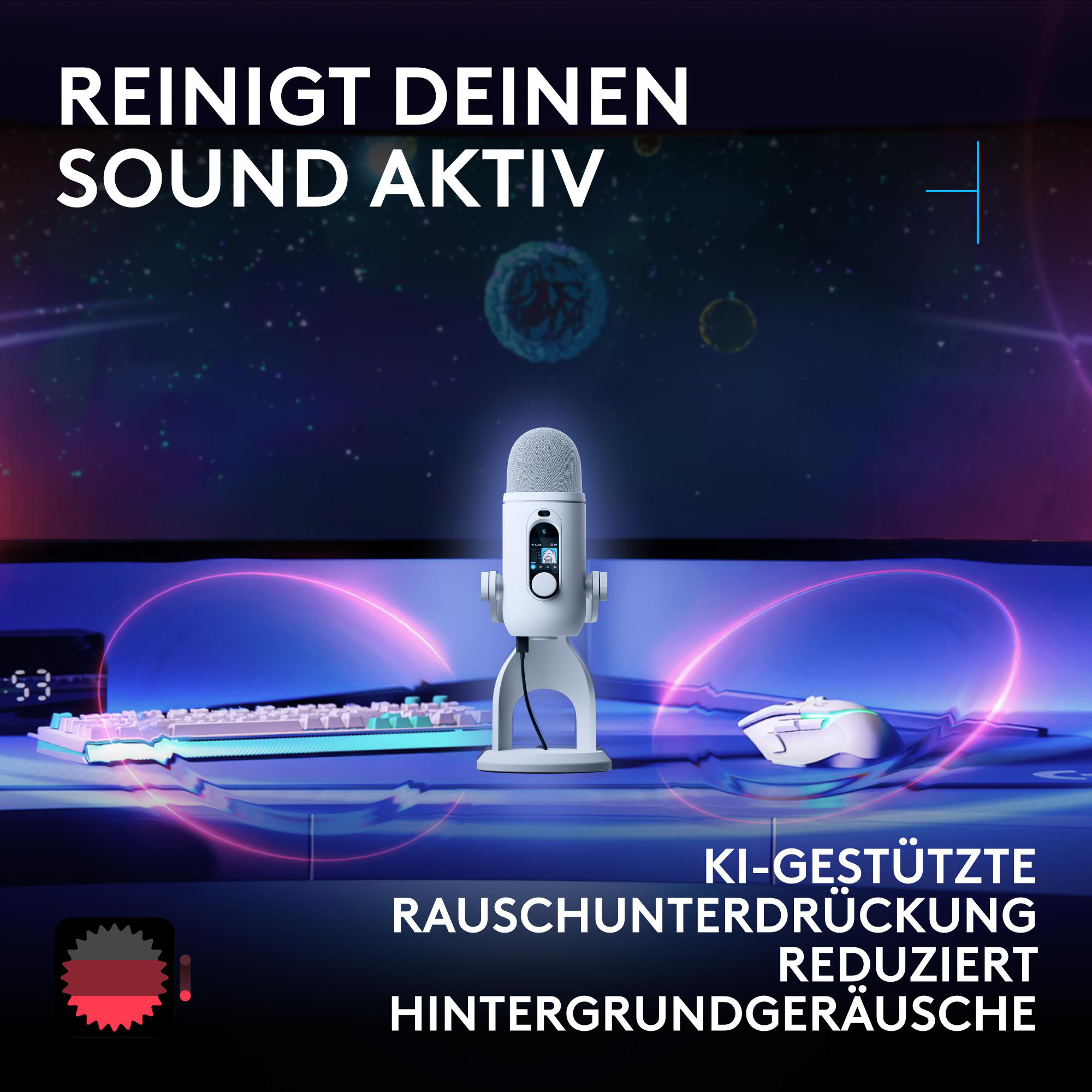 Ein weißes Mikrofon steht auf einem Schreibtisch vor einer blauen Weltraum-Hintergrundgrafik mit deutscher Textüberlagerung.