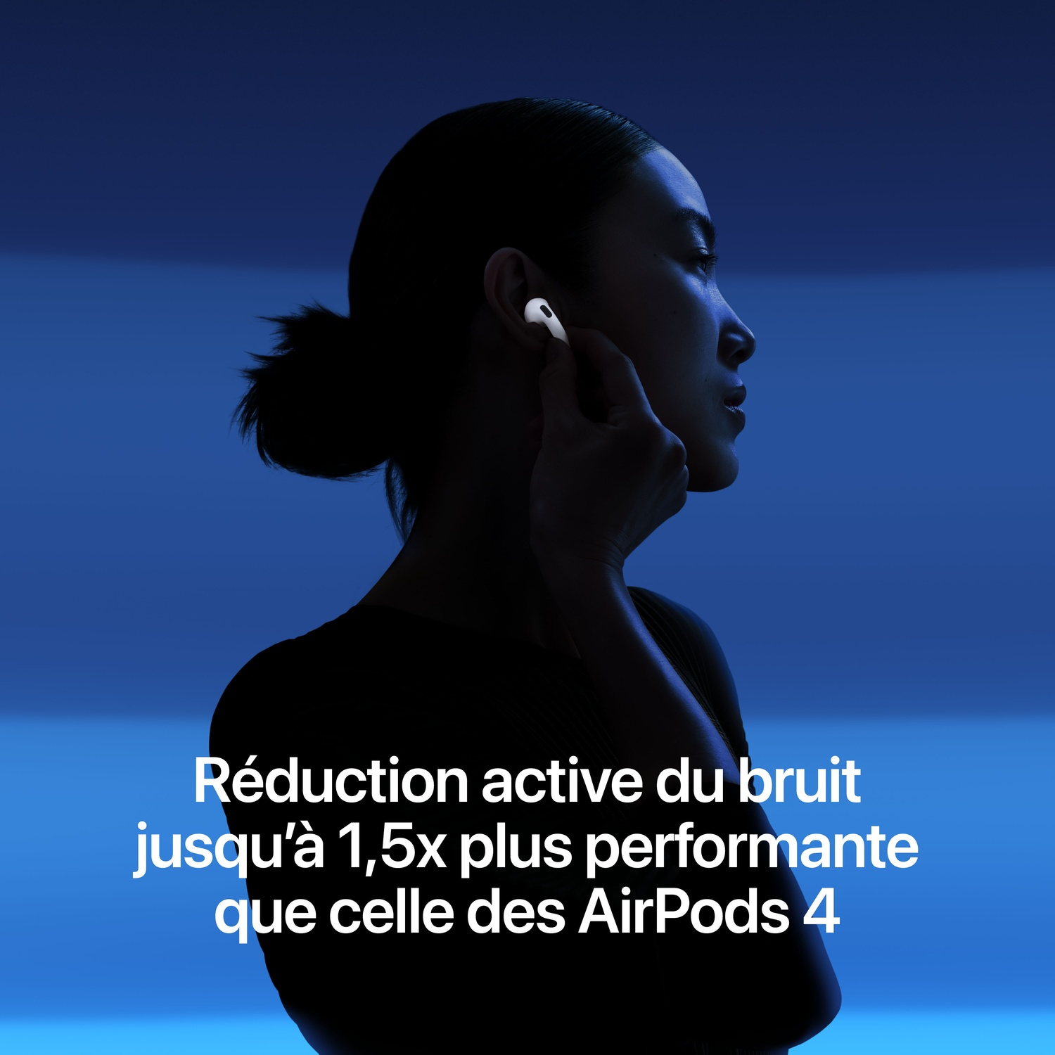 Une femme portant des AirPods 4 sur fond bleu avec du texte publicitaire en français.