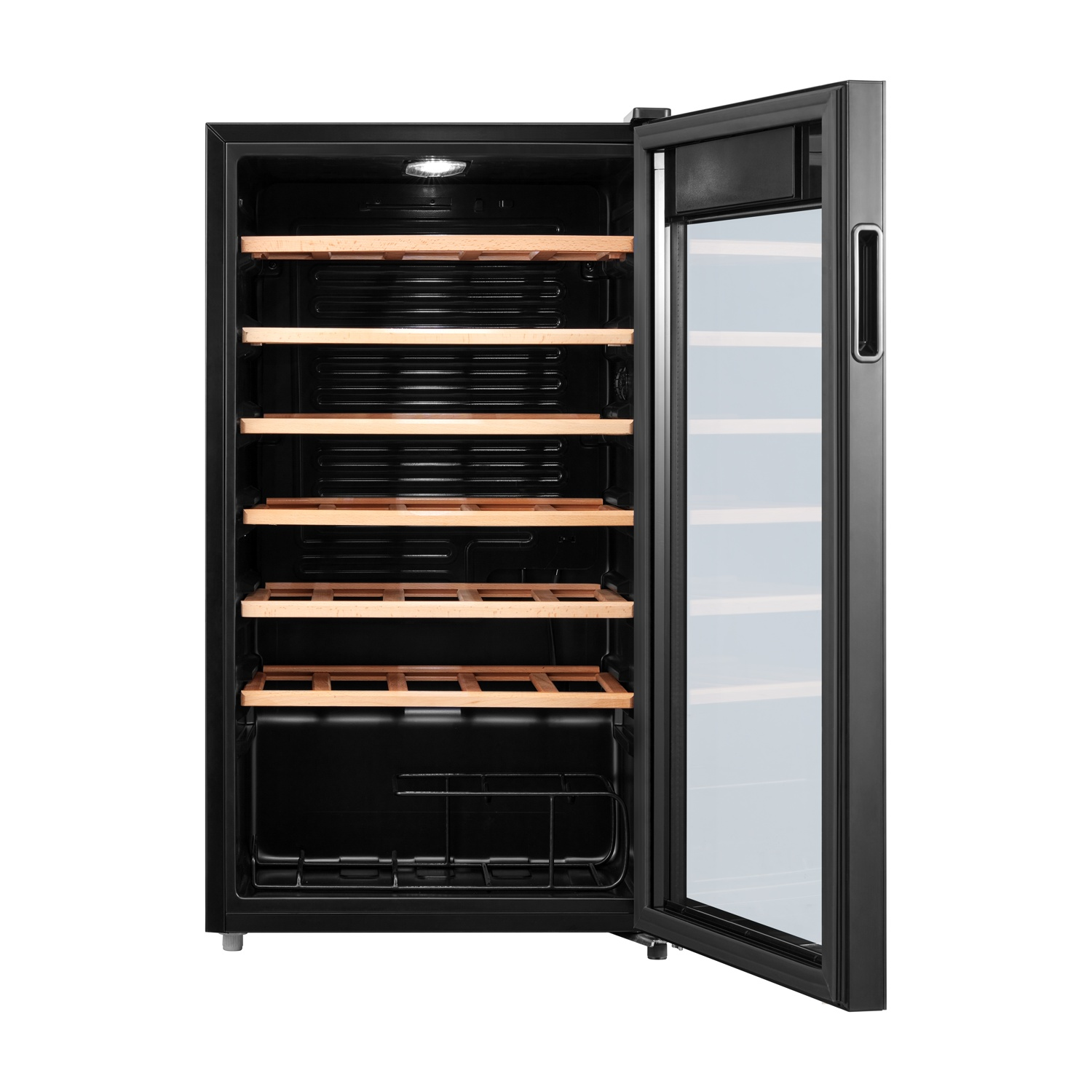 Cantinetta vino nera con porta a vetro aperta, ripiani in legno e luce LED su sfondo bianco.