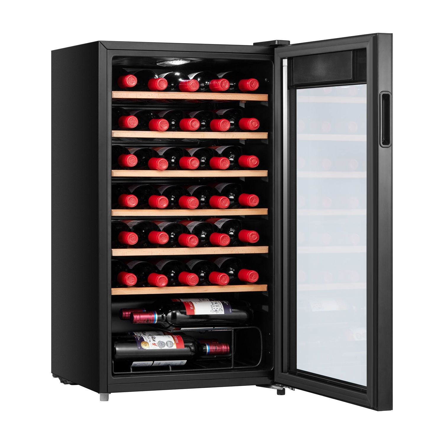 Cantinetta per vini nera con porta a vetro aperta, ripiani in legno e bottiglie.