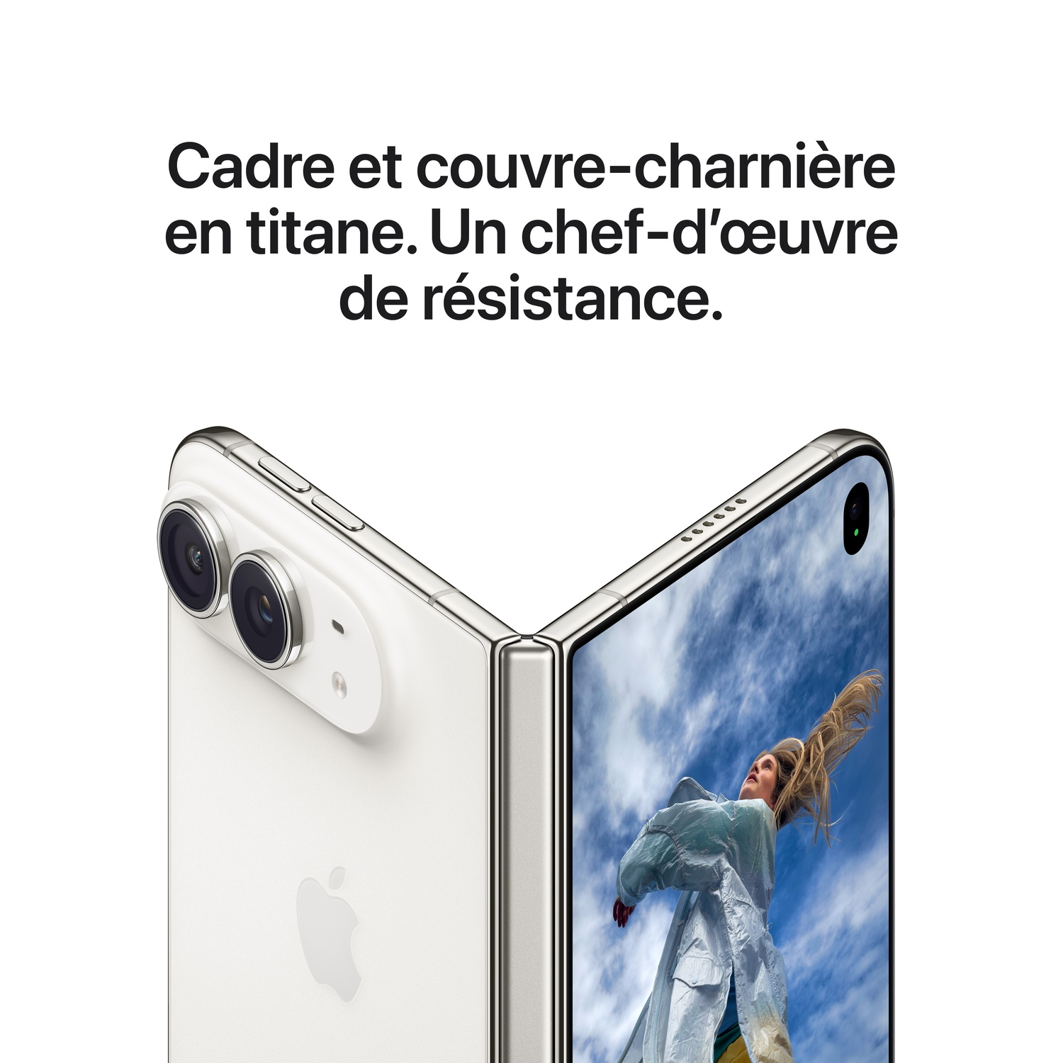 Un smartphone pliable blanc avec cadre en titane montre deux caméras et un écran avec une personne.