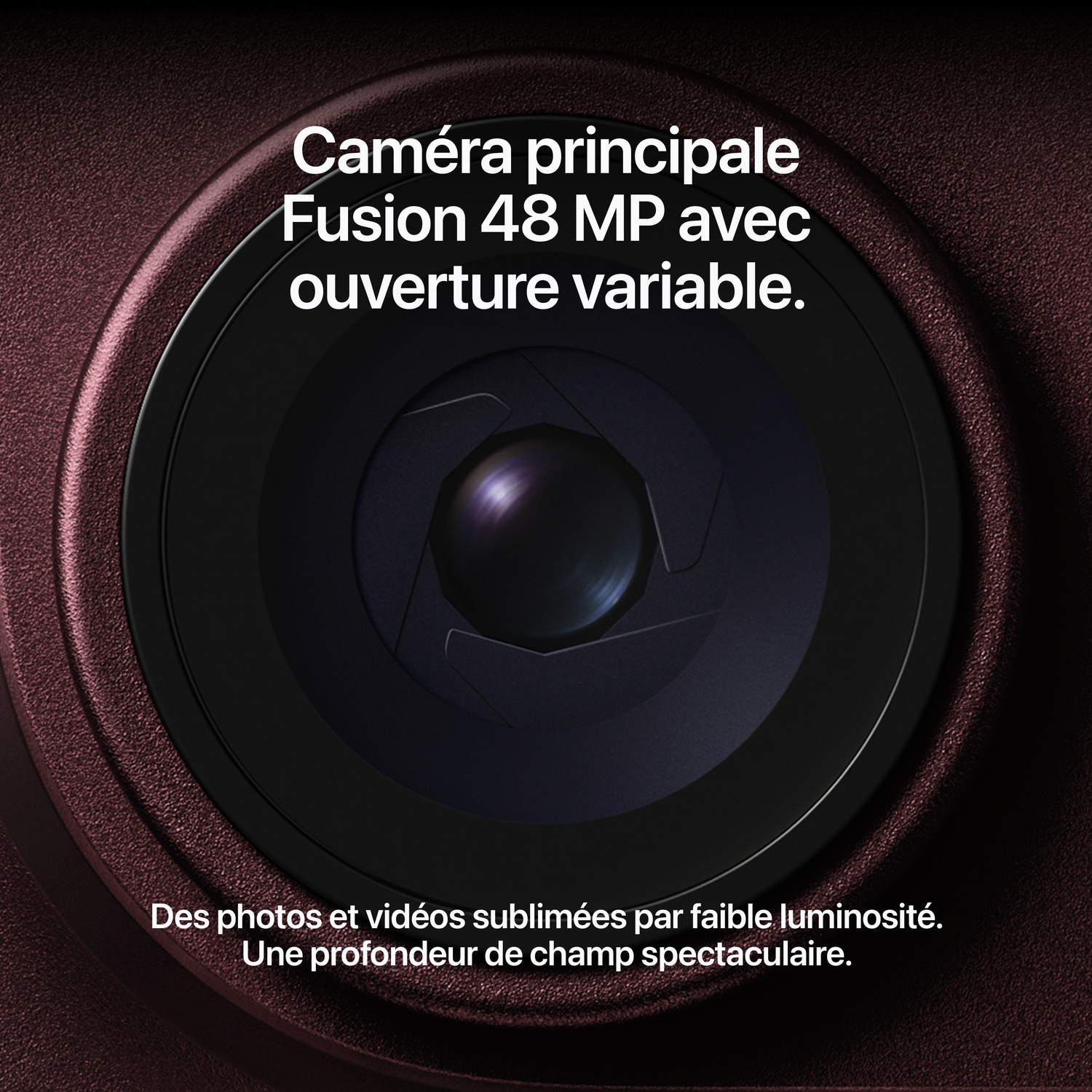Gros plan d'un objectif de smartphone rouge foncé avec du texte décrivant son capteur de 48 MP.