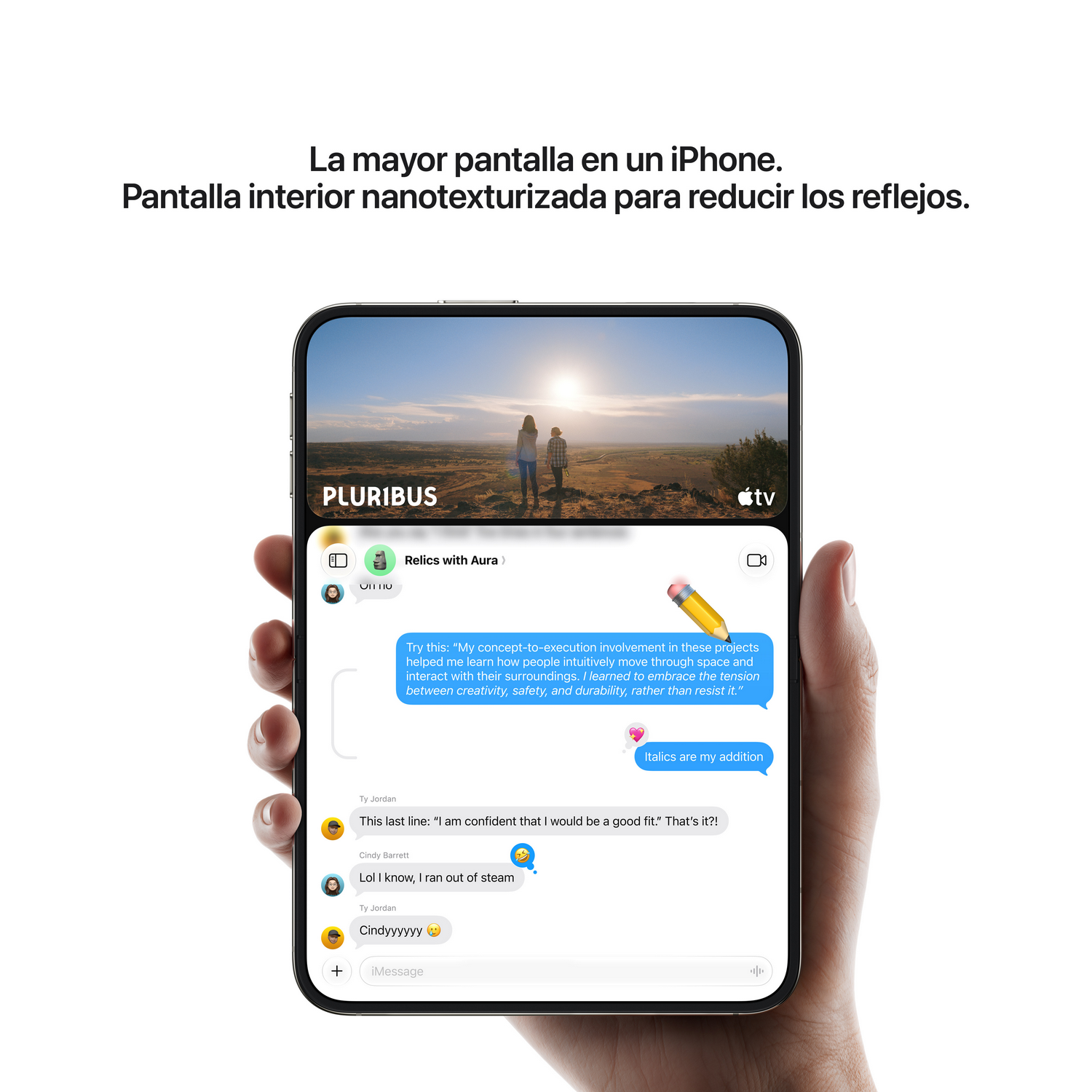 Una mano sostiene un iPhone grande que muestra reproducción de video y mensajes de chat.