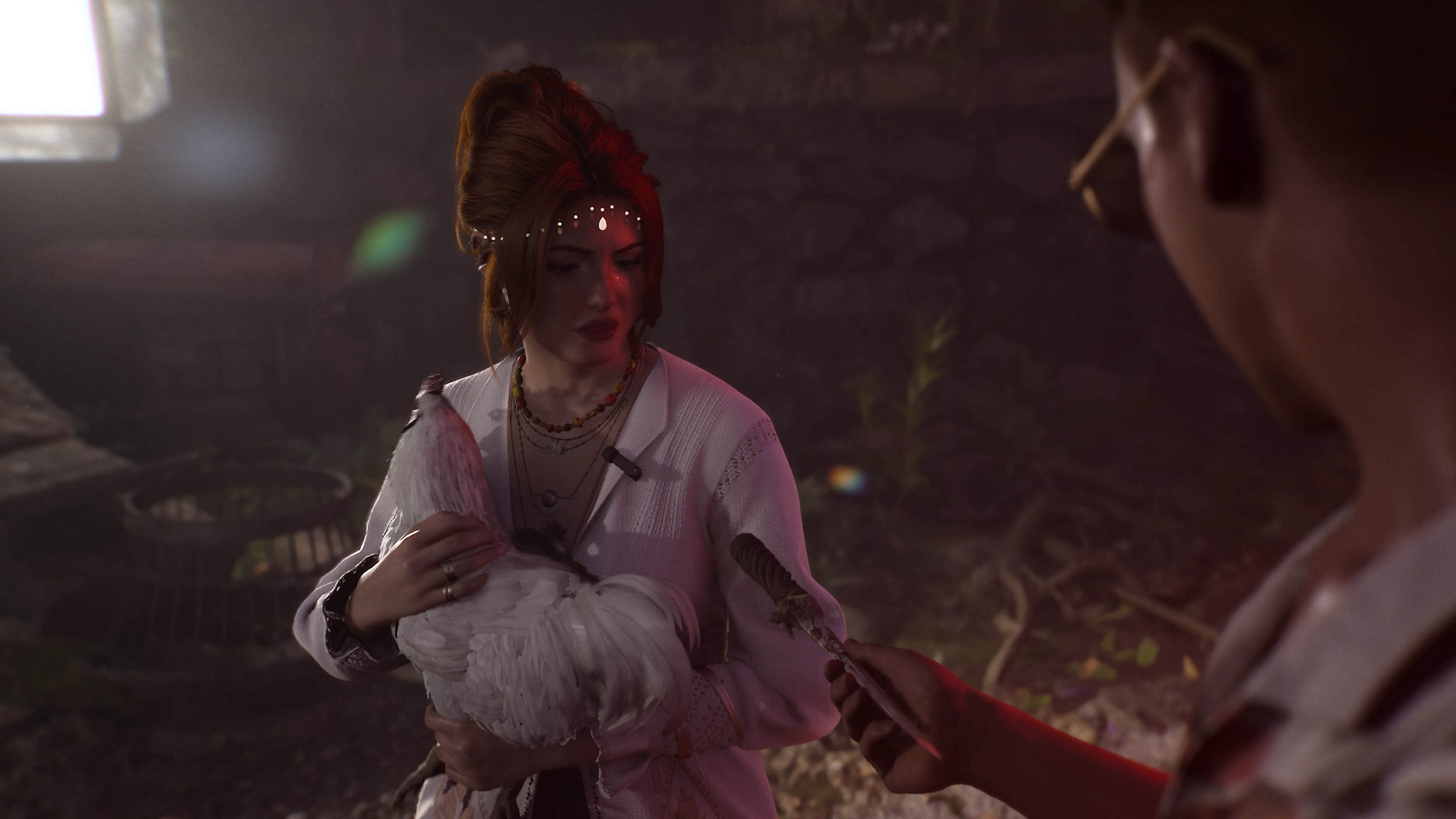 Una donna in bianco con un gallo guarda un coltello teso in primo piano.