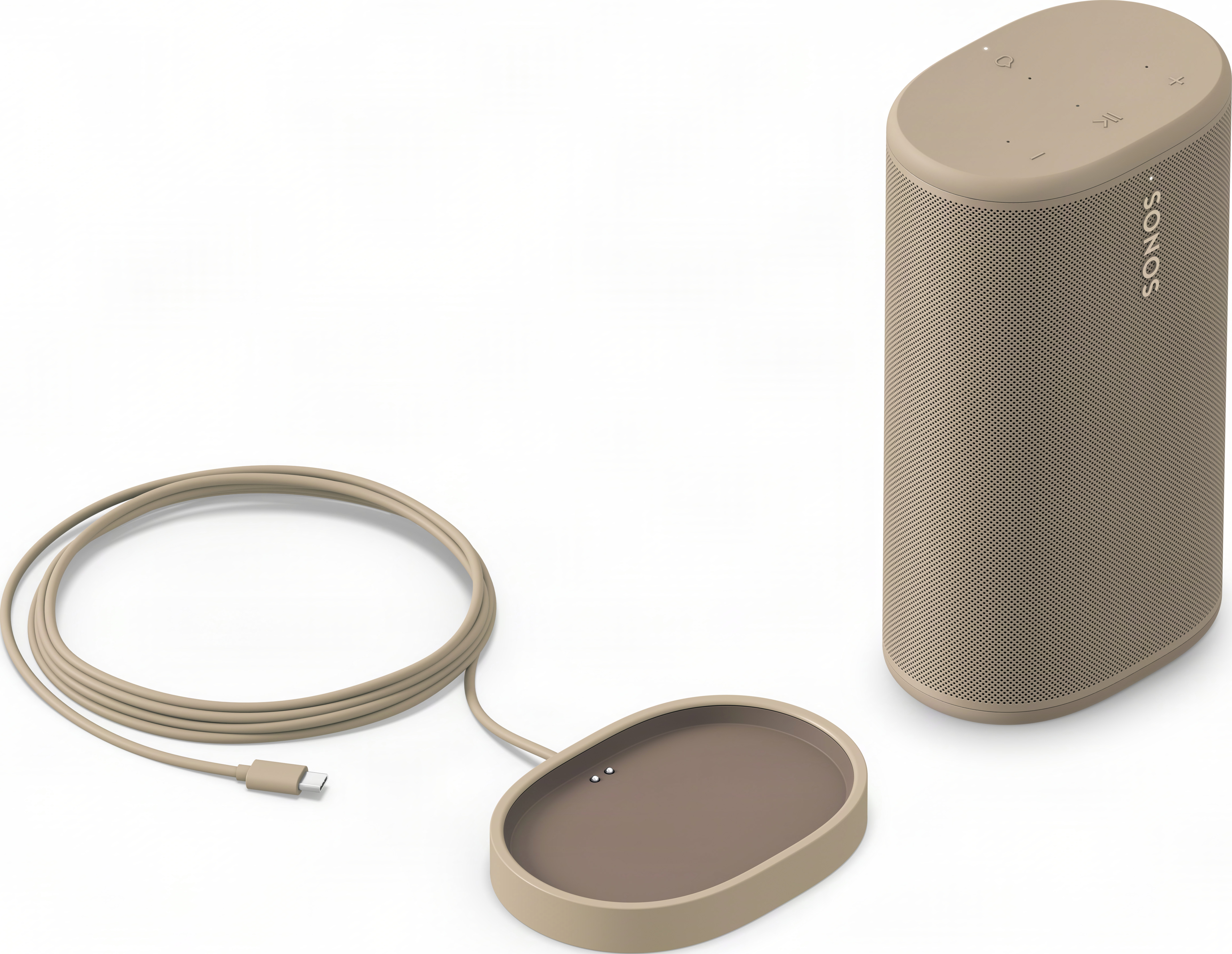 Une enceinte Sonos beige se trouve à côté d'une station de charge ovale et d'un câble USB enroulé sur fond blanc.