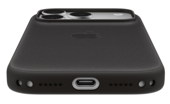 Tył czarnego iPhone'a w etui FineWoven, z logo Apple i trzema obiektywami.
