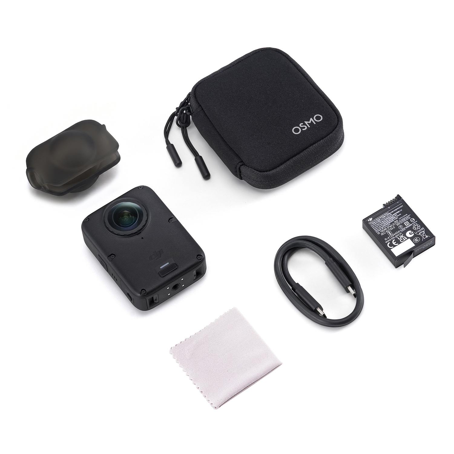 Beyaz zemin üzerinde koruyucu kılıf, çanta, USB-C kablosu, pil ve temizlik bezi ile siyah Osmo aksiyon kamerası.