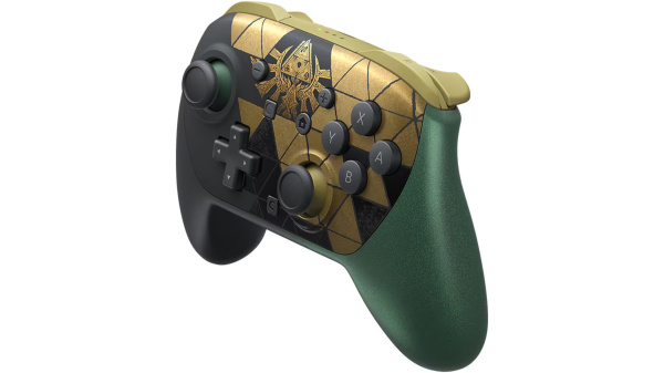 Czarno-złoty kontroler Zelda z zielonym uchwytem.