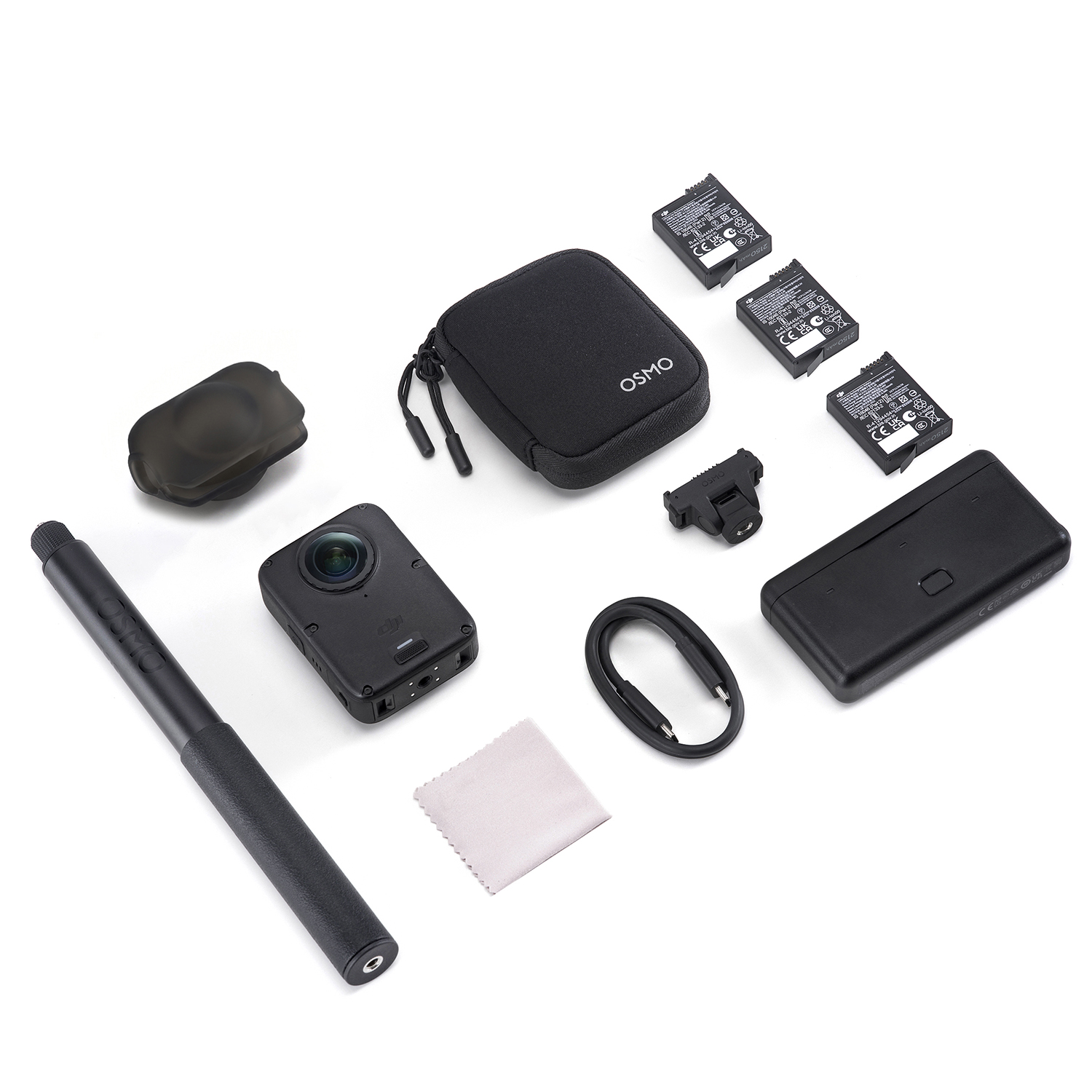 Beyaz zemin üzerinde pil, kılıf, tutacak ve kablo gibi aksesuarlarıyla DJI Osmo kamera.