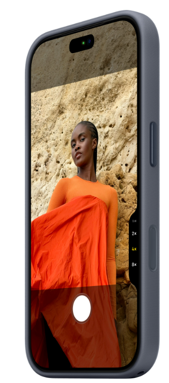 Szary smartfon wyświetla na ekranie zdjęcie kobiety na tle skalnej ściany.