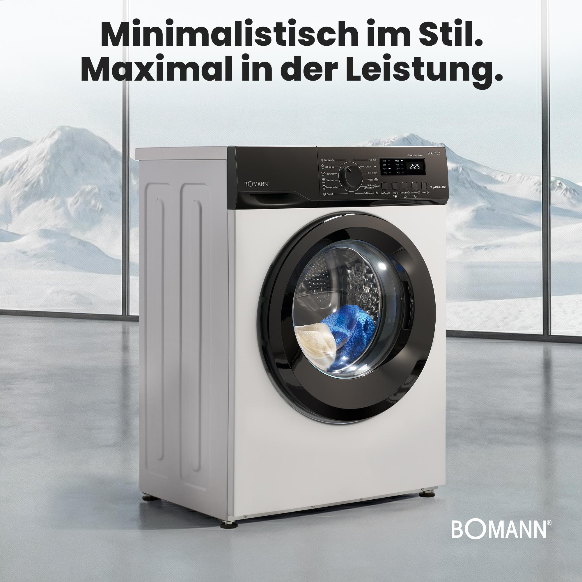 Eine weiß-schwarze Bomann Waschmaschine steht in einem Raum vor einem Fenster mit winterlicher Berglandschaft.
